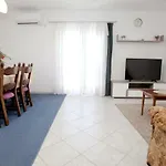 Mia *
